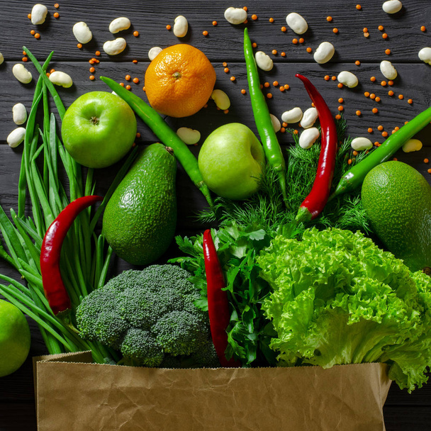 Auswahl an gesunden Lebensmitteln: Obst, Gemüse, Samen, Superfood, Getreide, Blattgemüse auf grauem Betongrund - Foto, Bild
