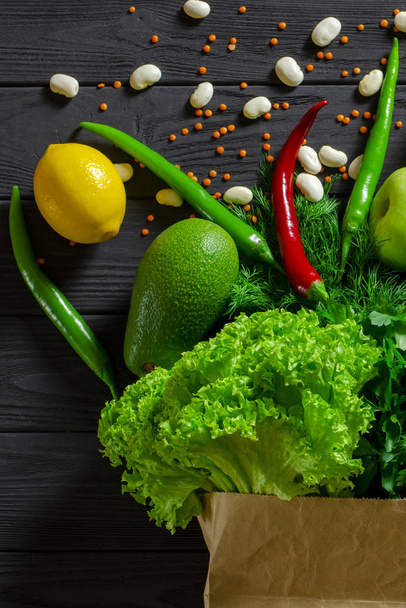 健康食品きれいな食事の選択:果物、野菜、種子、スーパーフード、シリアル、灰色のコンクリートの背景に葉の野菜 - 写真・画像