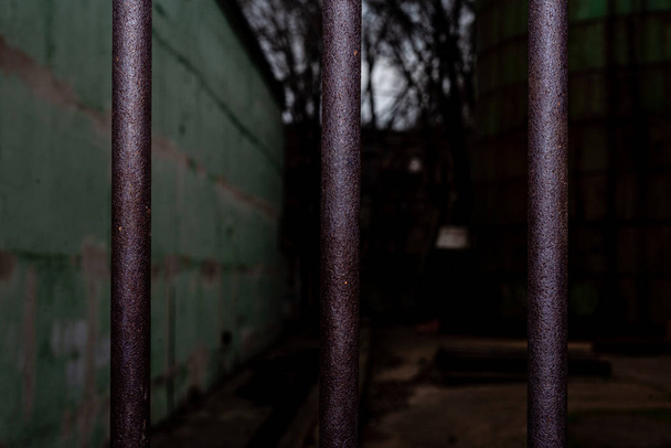 Korkunç terk edilmiş bir yer, bir girişim. Paslı çit. Korku filmleri için boşluk. - Fotoğraf, Görsel
