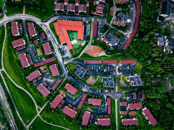 Luftaufnahme einer kleinen Stadt oder eines Dorfes in Europa. Finnlands Landschaft im Sommer. - Foto, Bild