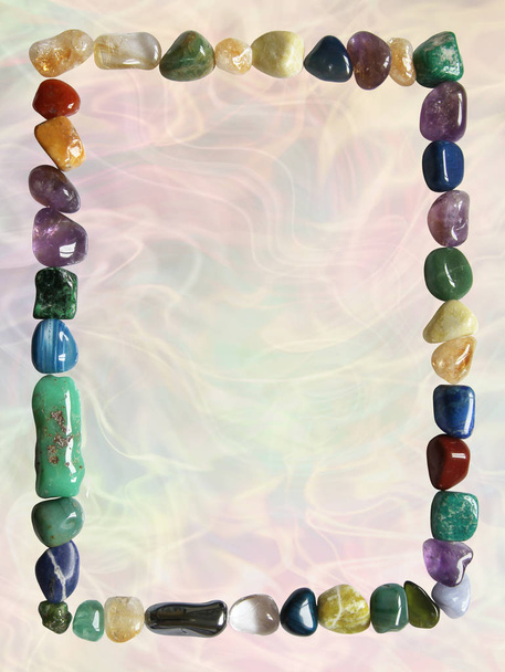 Rechteckiges Portrait Healing Crystal Border Frame - Ein Rahmen aus sorgfältig arrangierten mehrfarbigen Kristallen, isoliert auf Fleisch und vielfarbig wirbelnden, ätherischen Energiebildern - Foto, Bild