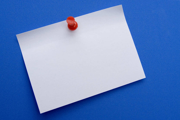 note with thumbtack on a blue background - Foto, immagini