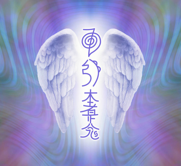 Skrzydła Anioła i symbole Reiki Para skrzydeł Anioła z trzema głównymi symbolami Reiki pomiędzy na płynącym tle zielonej różowej energii - Zdjęcie, obraz