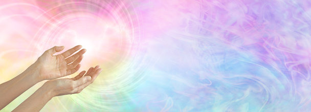 Healer werkt met kleurheling vol spectrum energie - vrouwelijke cupped handen voelen regenboog gekleurde vortex met kopieerruimte  - Foto, afbeelding