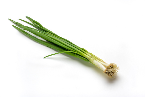 Świeże zielone cebule na białym tle - Zdjęcie, obraz