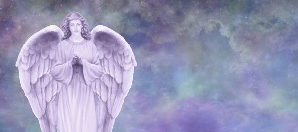 守護天使メッセージ｜バナー-青い紫色のピンクのふわふわの雲のエーテルの空に向かって右側のコピースペースで左側の天使を祈る - 写真・画像