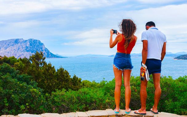 タヴォラーロ島の写真を撮るカップルサンテオドロ・サルデーニャ反射 - 写真・画像