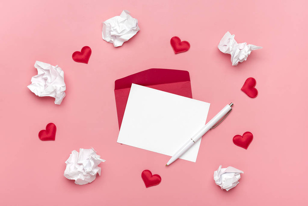 červená obálka, bílý papír na psaní, amor, srdce, pero, zmačkaný papír na růžovém pozadí Happy Valentýna koncept, vyznávání lásky Top view Flat lay Holiday Card Copy space Fock up - Fotografie, Obrázek