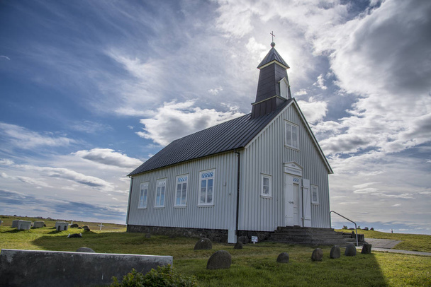Strandarkirkja, Selvogur, Islandia. Con nubes blancas y cielo azul
. - Foto, Imagen