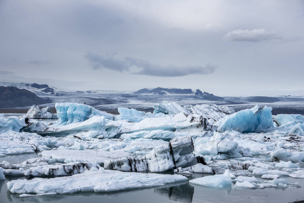 Icebergs em Jokulsarlon lagoa, sob Breidamerkurjokull geleira, Sudhurland, Islândia
 - Foto, Imagem