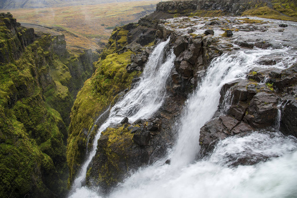 アイスランドへのハイキング2番目に高い滝、 Glumur. - 写真・画像