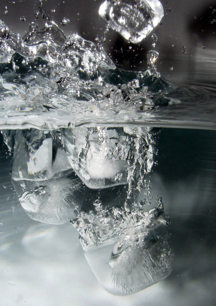 transparent cold ice cubes  - Foto, Bild