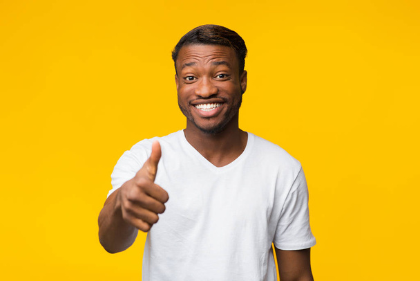 Smiling Afro Guy Gesturing Thumbs Up Approving Something, Studio Shot - Foto, Imagem