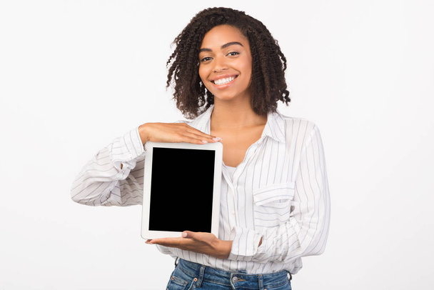 Smiling african american girl presenting new app - Foto, Imagem