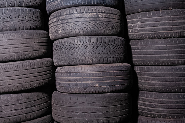 Beaucoup de pneus de voiture usagés dans le montage des pneus. Stock photo de nombreux pneus
. - Photo, image