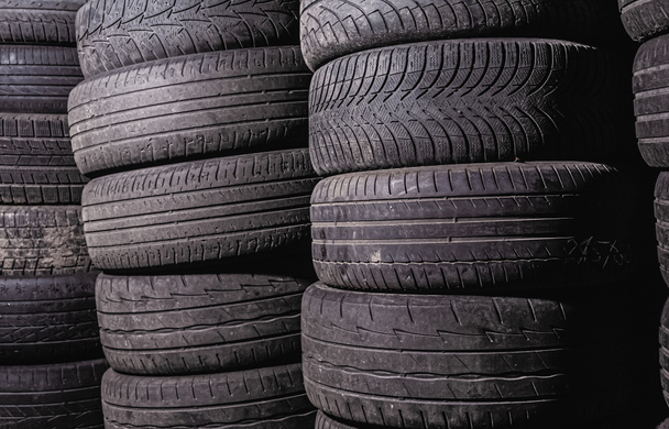 Beaucoup de pneus de voiture usagés dans le montage des pneus. Stock photo de nombreux pneus
. - Photo, image