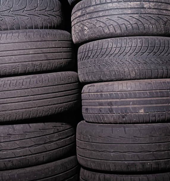 Un montón de neumáticos usados en el montaje de neumáticos. Stock foto muchos neumáticos
. - Foto, Imagen