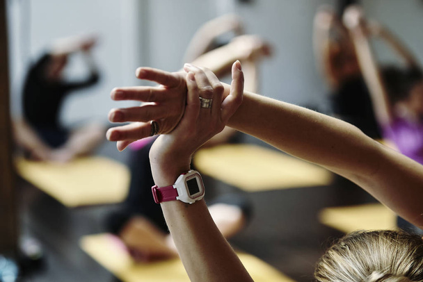 Yoga sınıfından genç şişman bir kadın egzersiz yapıyor vücudunu esnetiyor spor salonunda sağlıklı kilo vermenin tadını çıkarıyor. - Fotoğraf, Görsel