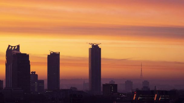 Епічний ландшафт сходу сонця cityscape over London City sykline l. - Фото, зображення