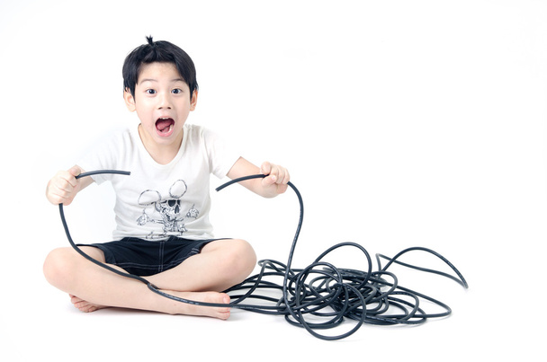 電線ケーブルとアジアのかわいい男の子の肖像画 - 写真・画像