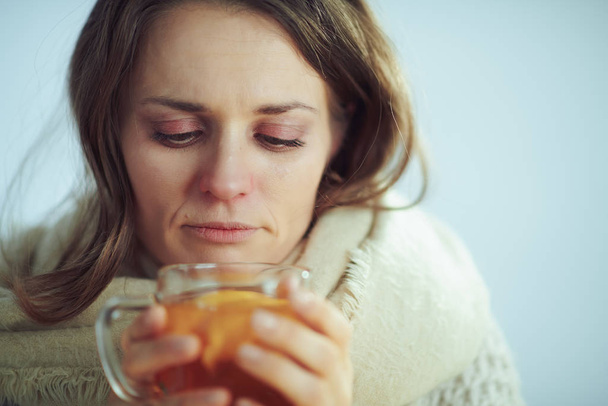 traurig kranke moderne Frau trinkt eine Tasse Tee - Foto, Bild