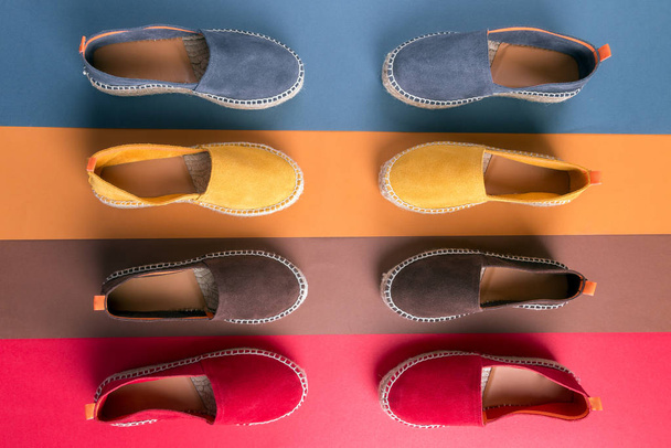 Plochá poloha mokasíny boty na vícebarevném pozadí. - Fotografie, Obrázek