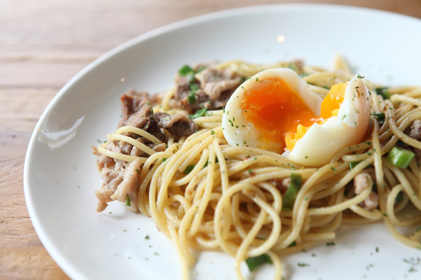 Спагетти со свининой и вареным яйцом в японском стиле
 - Фото, изображение