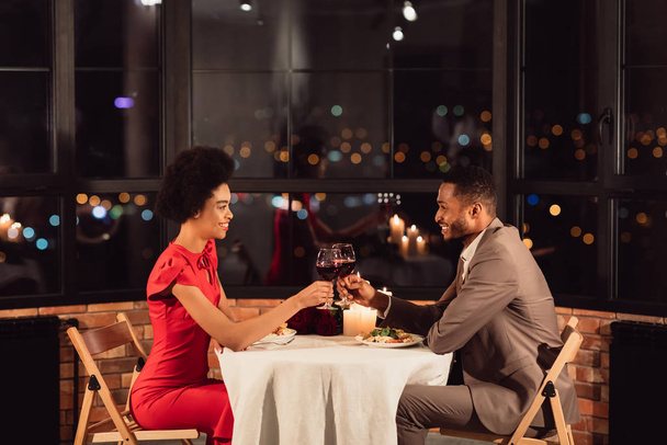 Couple Verres clinking Boire du vin Célébration de la Saint-Valentin au restaurant
 - Photo, image