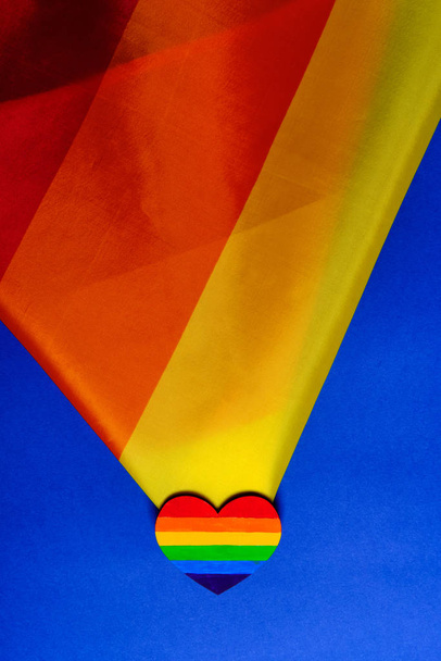 Bandiera dell'orgoglio LGBT con il cuore colorato nei colori dell'orgoglio LGBT. Concetto del Giorno di San Valentino, libertà, uguaglianza
 - Foto, immagini