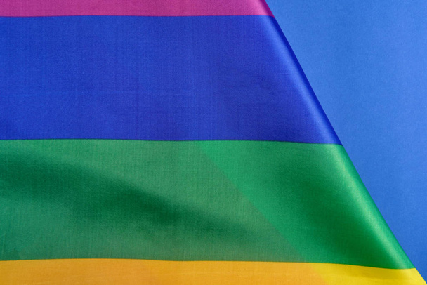 Погляд на прапор гордості Lgbt. Концепція Валентина день, свобода, рівність - Фото, зображення