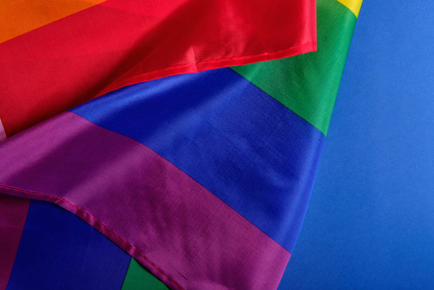 Vista de perto da bandeira do orgulho LGBT. Conceito do Dia dos Namorados, liberdade, igualdade
 - Foto, Imagem