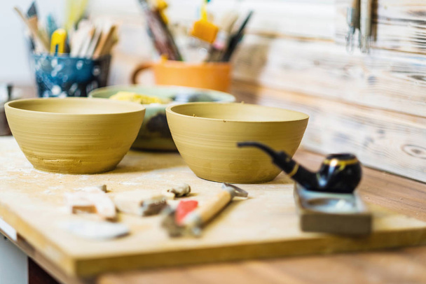 Herramientas en la mesa del estudio de cerámica, deuda superficial del campo, concepto de pequeña empresa de arte
 - Foto, Imagen