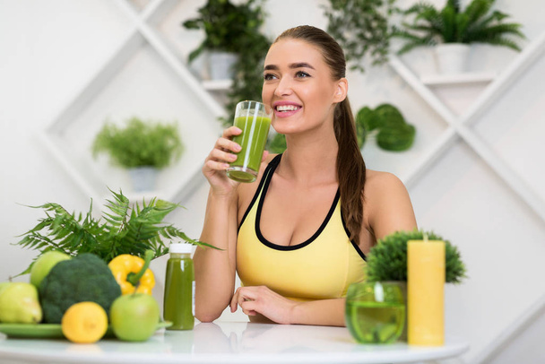 Young sporty girl drinking healthy vegetable juice - Fotografie, Obrázek