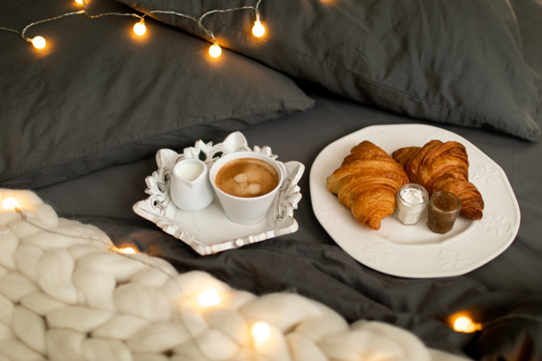 居心地の良い冬の朝自宅でコーヒーとクロワッサン. - 写真・画像