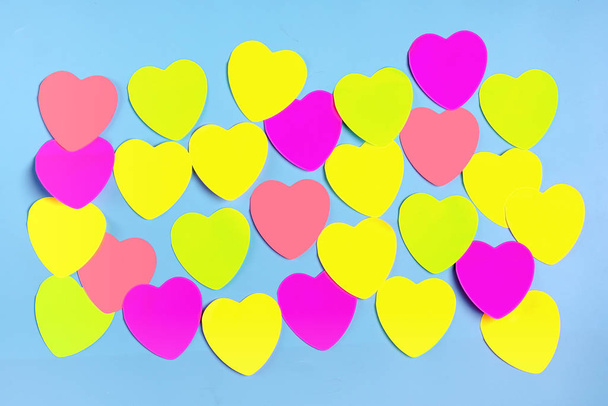 Draufsicht auf bunte Herzaufkleber für Valentinstag Hintergrund auf blau - Foto, Bild