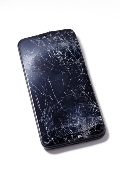 mobiele smartphone met gebroken scherm geïsoleerd op wit. - Foto, afbeelding