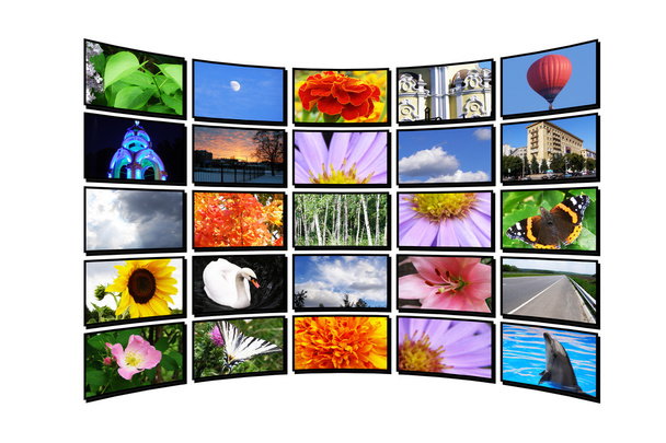 kleurendisplay op witte muur, tv-monitor - Foto, afbeelding
