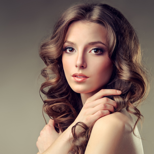 krásná bruneta žena s kudrnatými vlasy - Fotografie, Obrázek