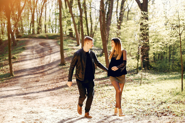 Beautiful couple spend time in a spring park - Zdjęcie, obraz