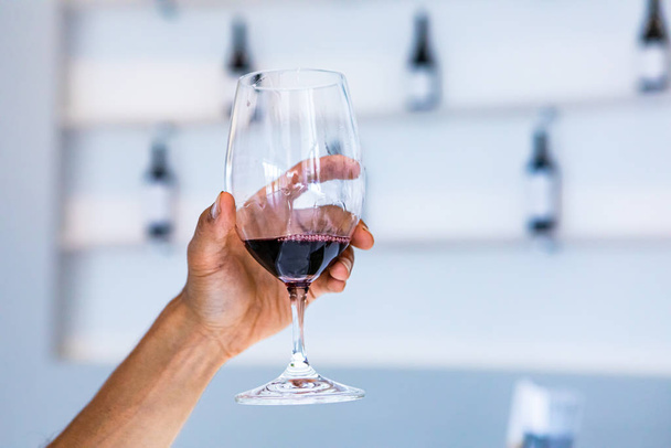 червоний келих вина, біла дегустаційна кімната
 - Фото, зображення