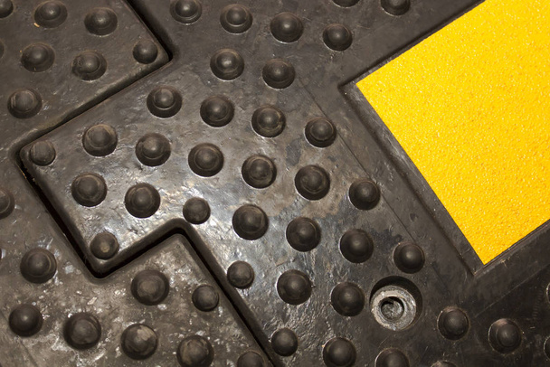 Fekete gumiból készült mesterséges érdesség összetevői, enyhítő bevonattal a jobb közelkép-tapadás érdekében - Fotó, kép
