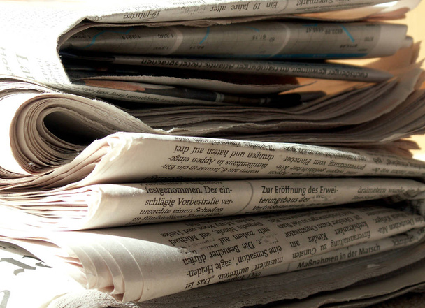 stack of newspapers and magazines - Foto, Bild