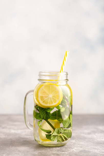 One jar detox water with lemon and mint. - Foto, afbeelding