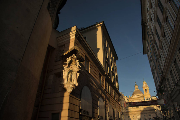 Genova, Italia - 06 08 2018: Via San Lorenzo näköalalla Neitsyt Marian seinäkoristeeseen ja katedraaliin takana
 - Valokuva, kuva