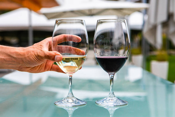 бокалы для вина на открытом столе
 - Фото, изображение