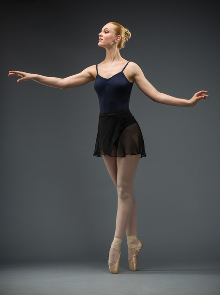 Full length portrait of dancing ballerina - Valokuva, kuva