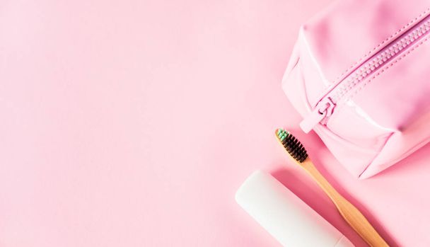 Roze cosmetische tas en schoonheidsproducten.  - Foto, afbeelding