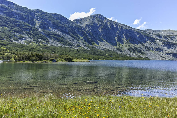 臭みを帯びた湖（スラドリボ湖） 、リラ山、ブルガリア - 写真・画像