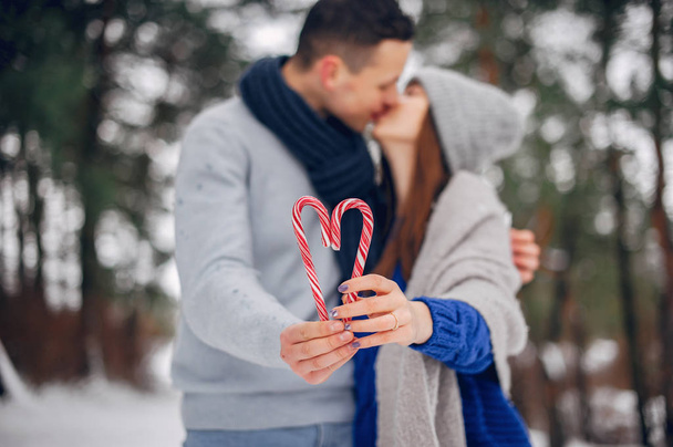 Słodka i kochająca para w zimowym lesie - Zdjęcie, obraz