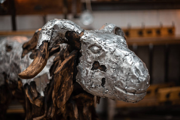 череп головы, металлический фон из коровы, покрытый деревянной сталью ручной работы
 - Фото, изображение